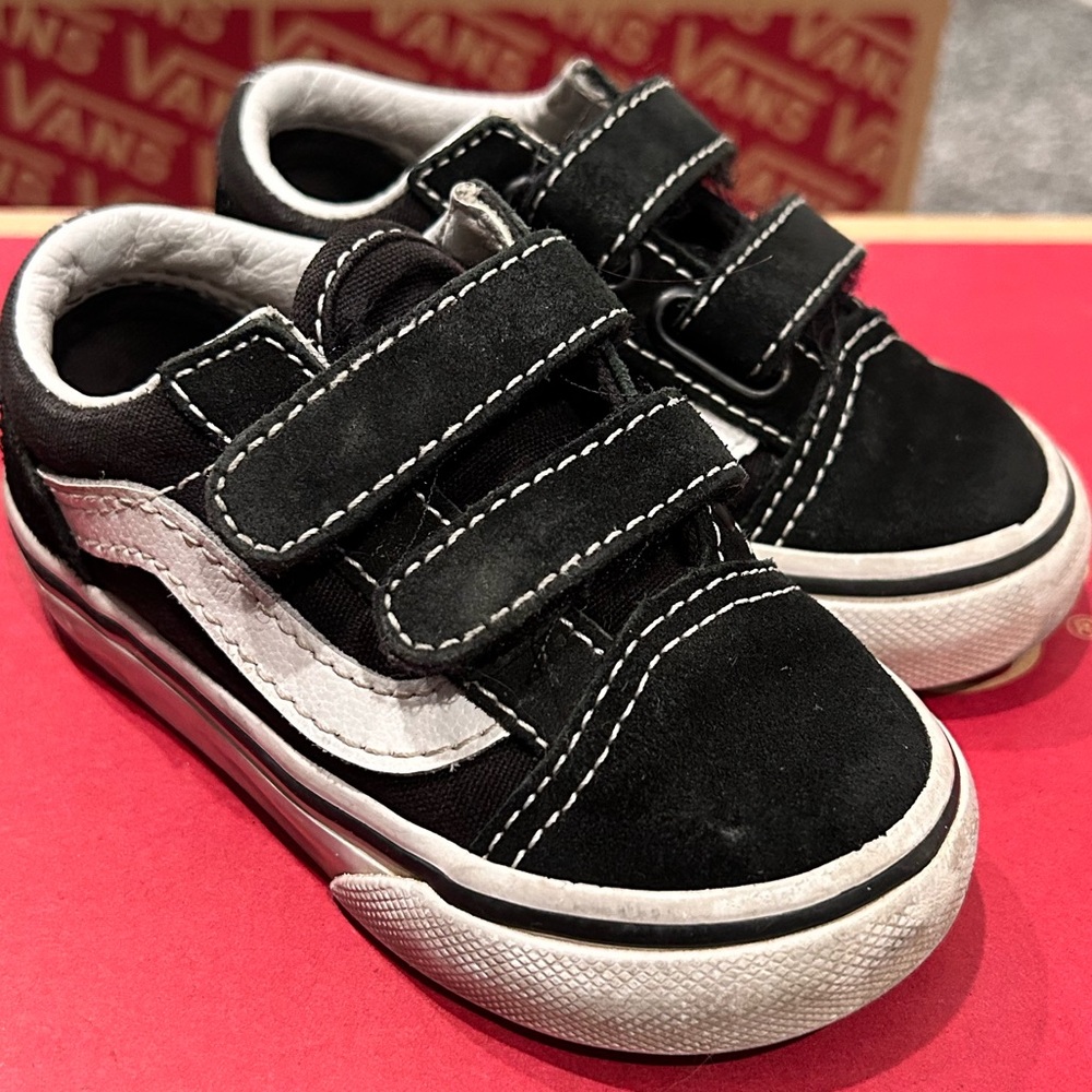 Toddler size 5 black old Skool Vans